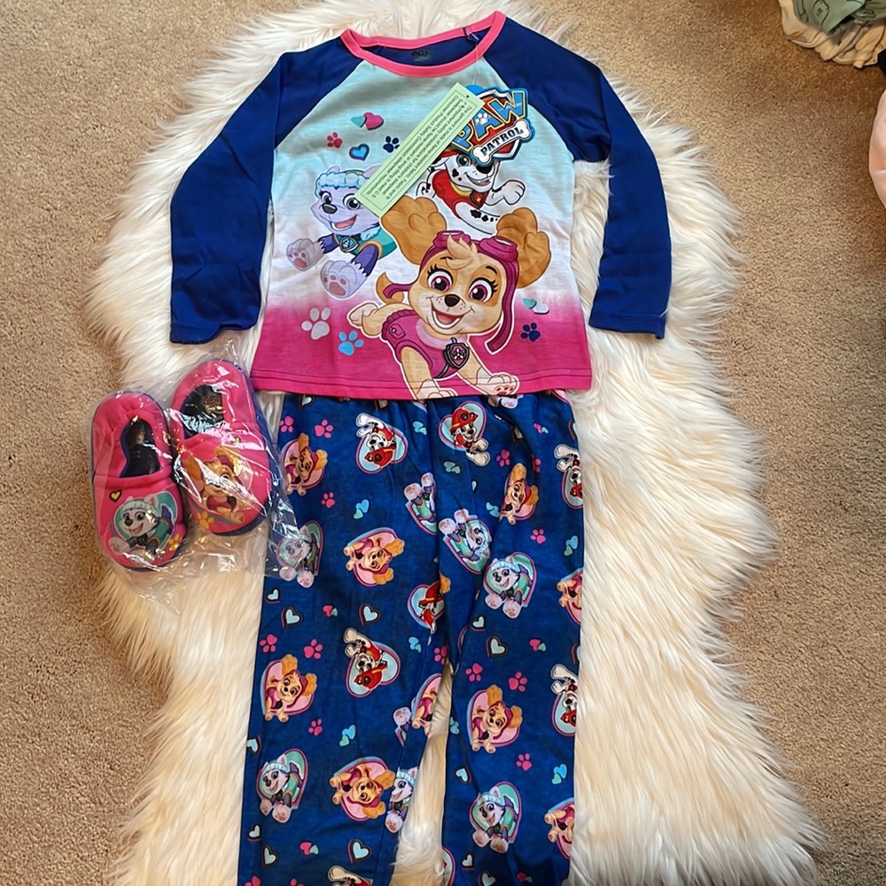 NWT toddler Paw Patrol pajamas 5T with slippers size 8